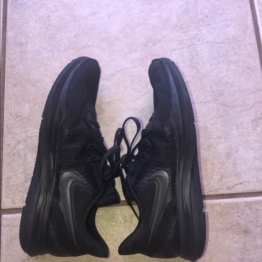 Black nike tennis shoes